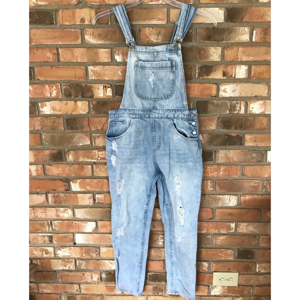 Forever 21 Women’s Light Wash Distressed Overalls Size 27